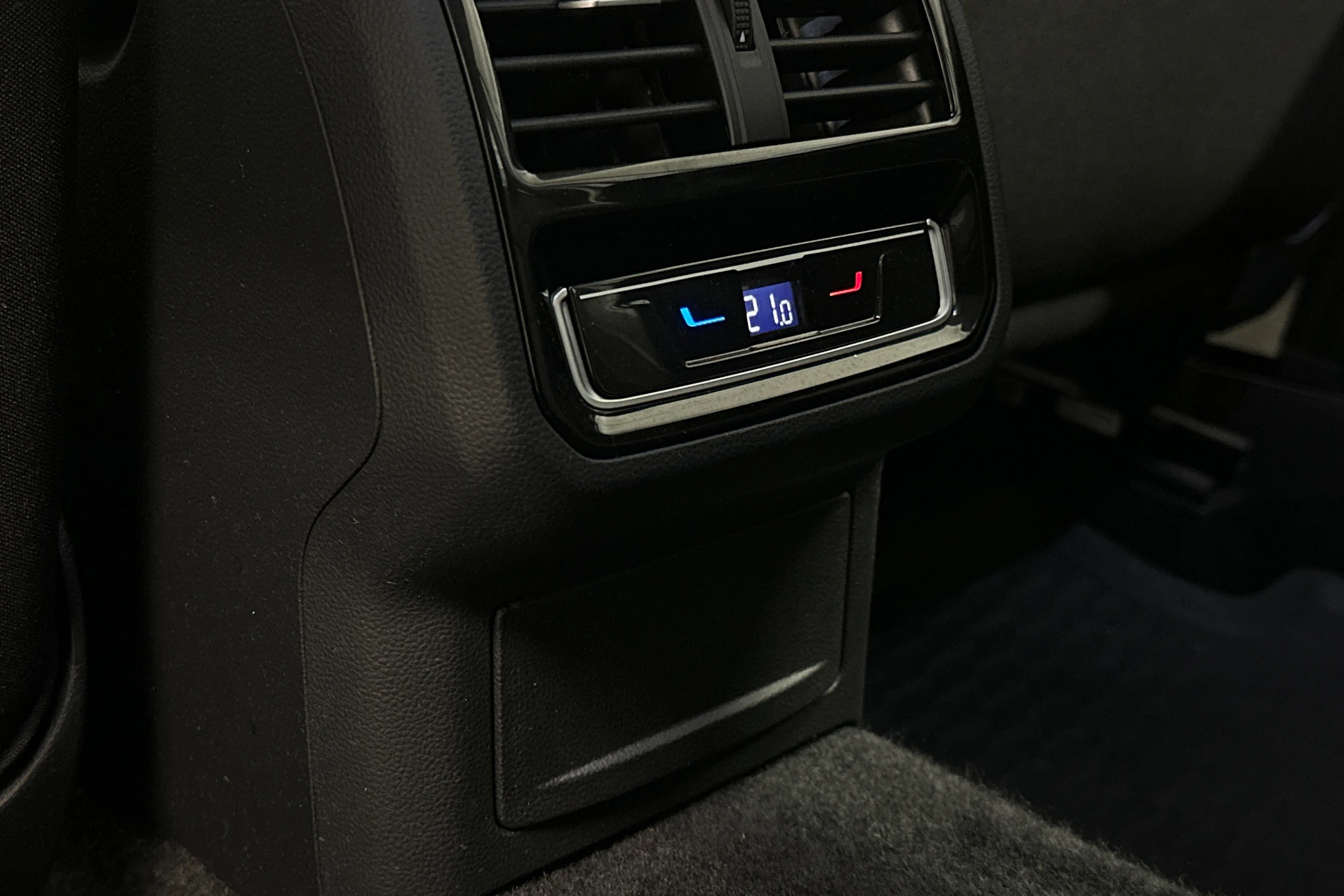 harmaa Volkswagen Passat 2024 kuva 30.