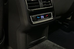 harmaa Volkswagen Passat 2024 kuva 30.