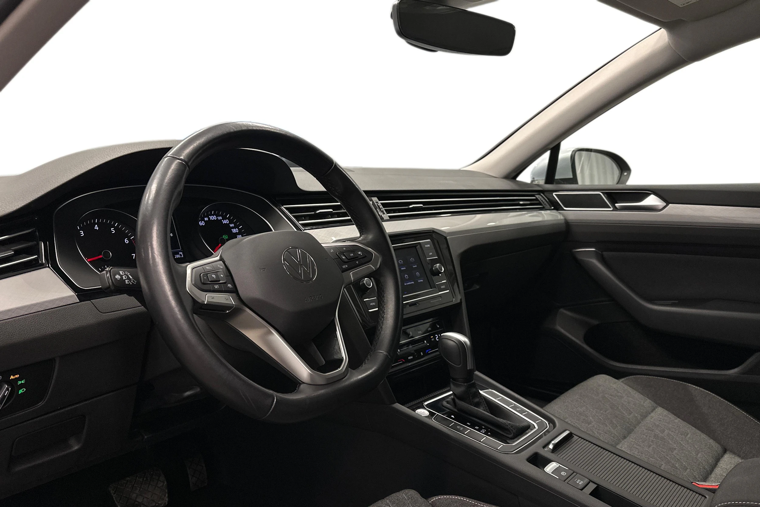 harmaa Volkswagen Passat 2024 kuva 6.