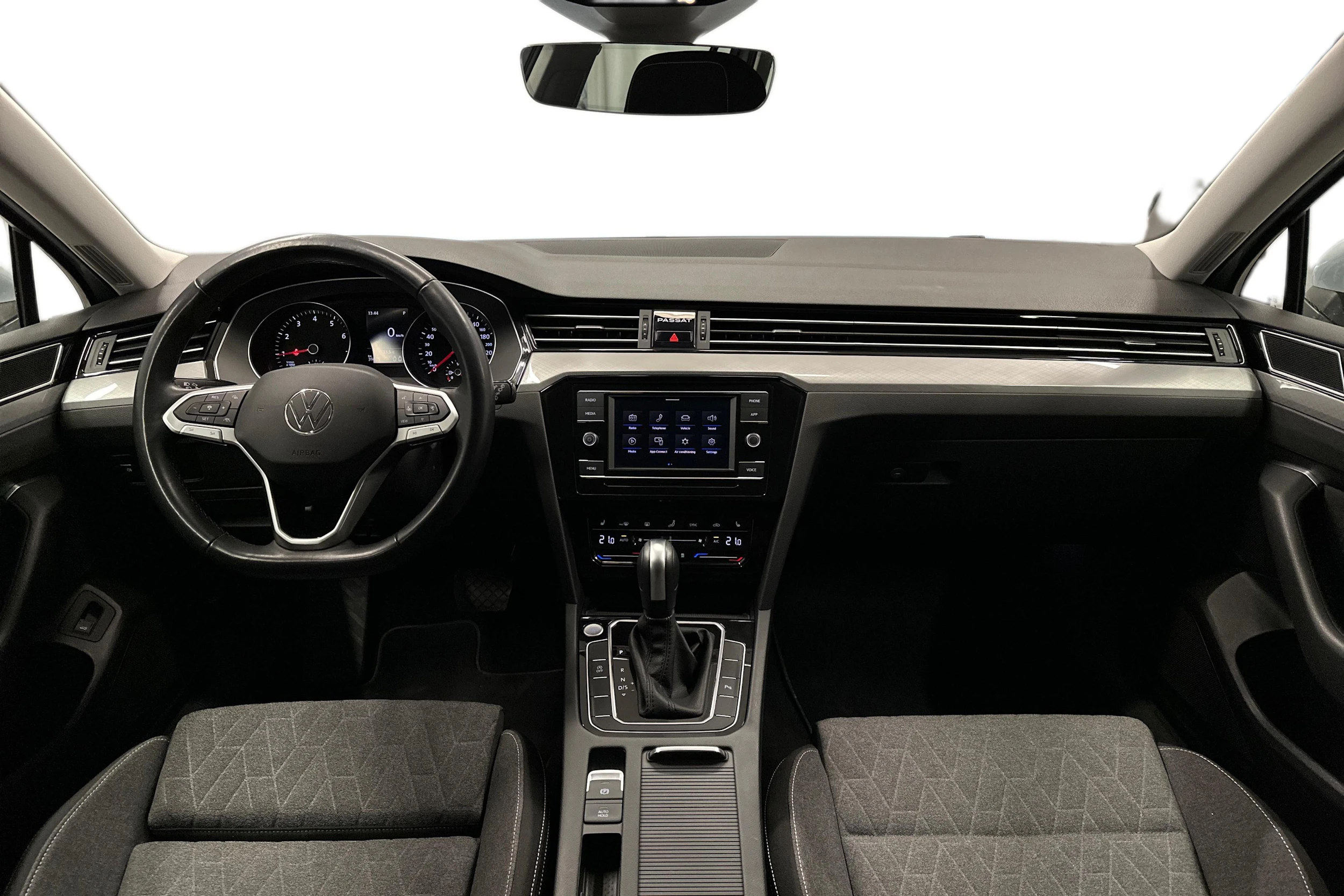 harmaa Volkswagen Passat 2024 kuva 7.