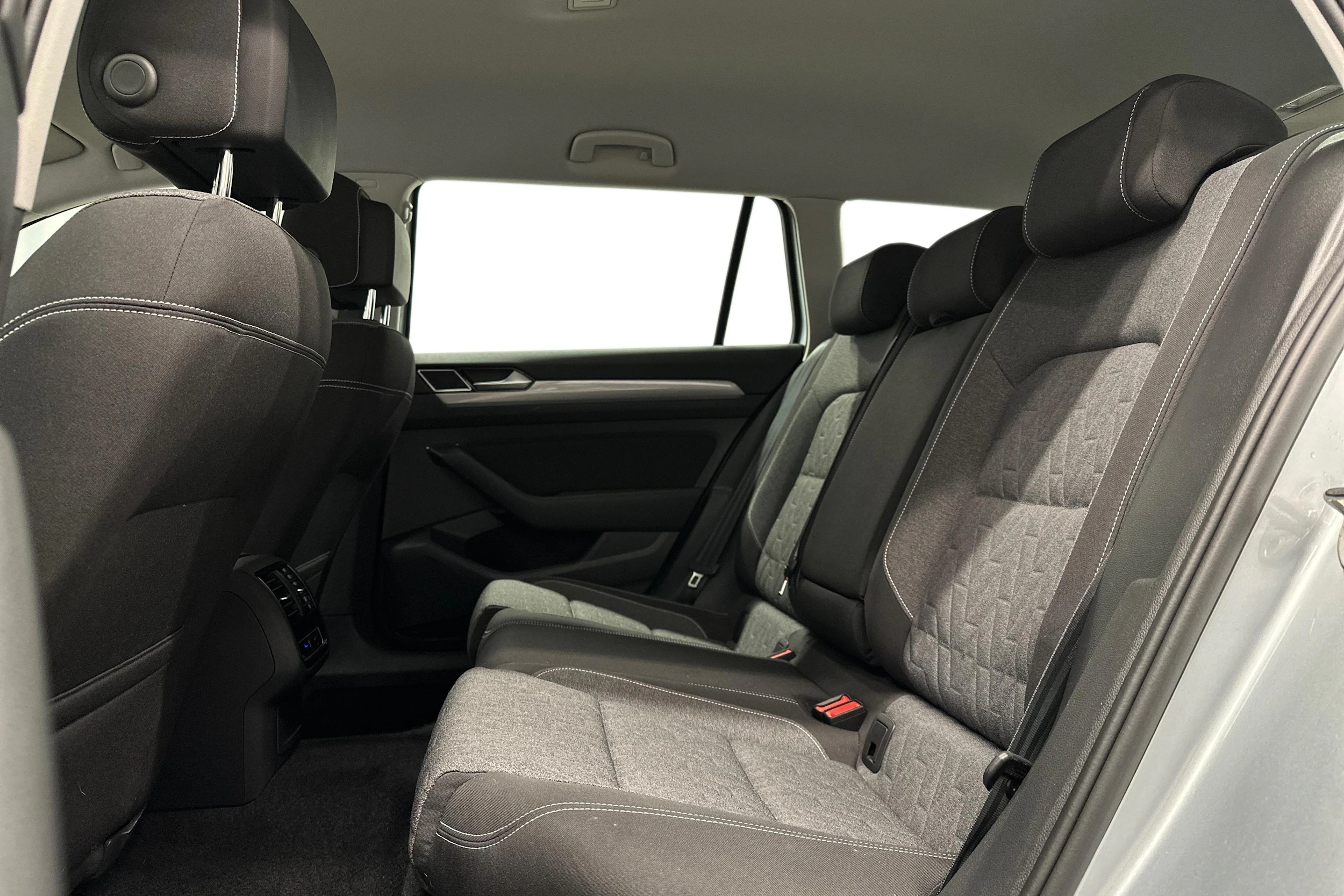 harmaa Volkswagen Passat 2024 kuva 8.