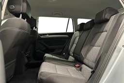 harmaa Volkswagen Passat 2024 kuva 8.