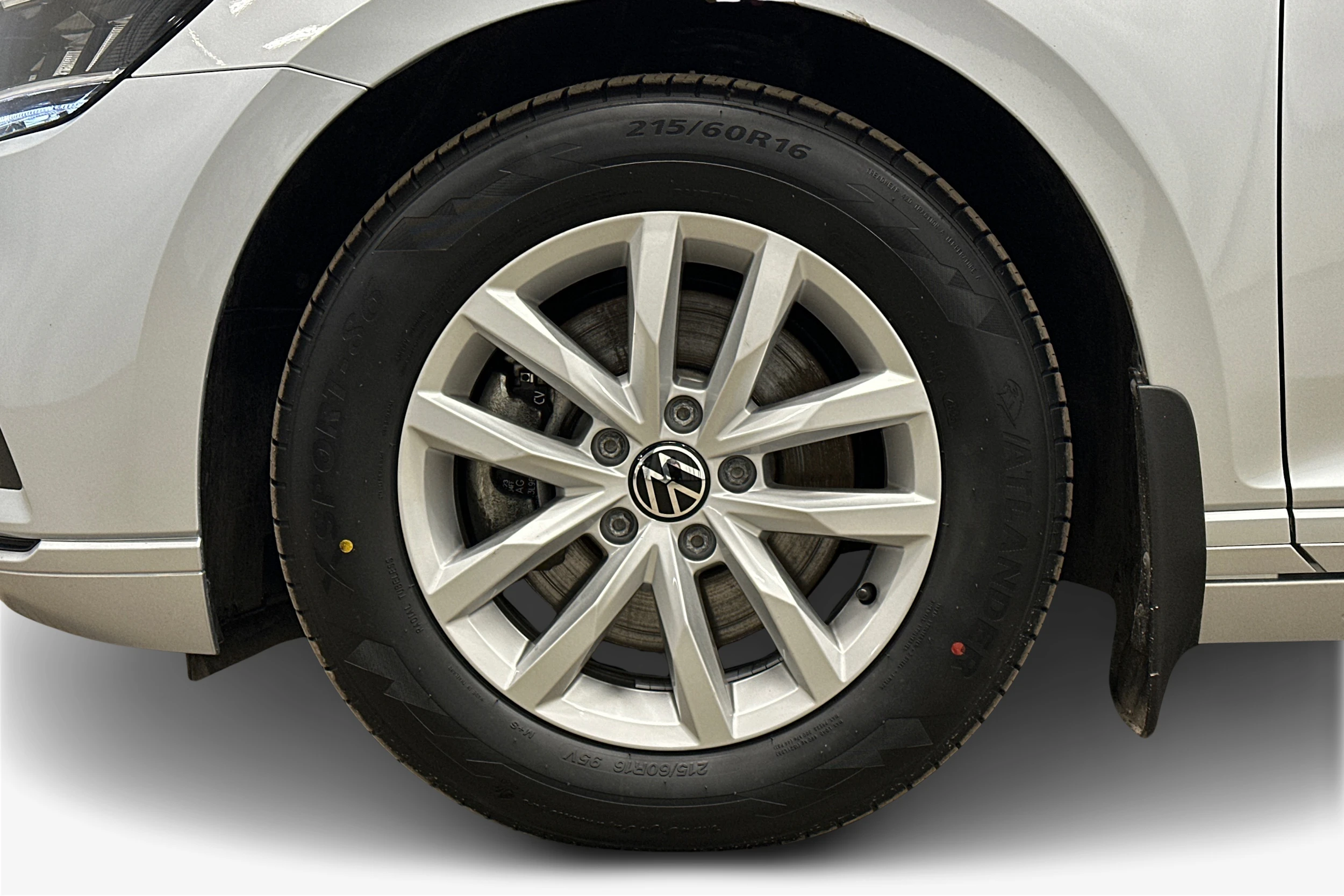 harmaa Volkswagen Passat 2024 kuva 9.