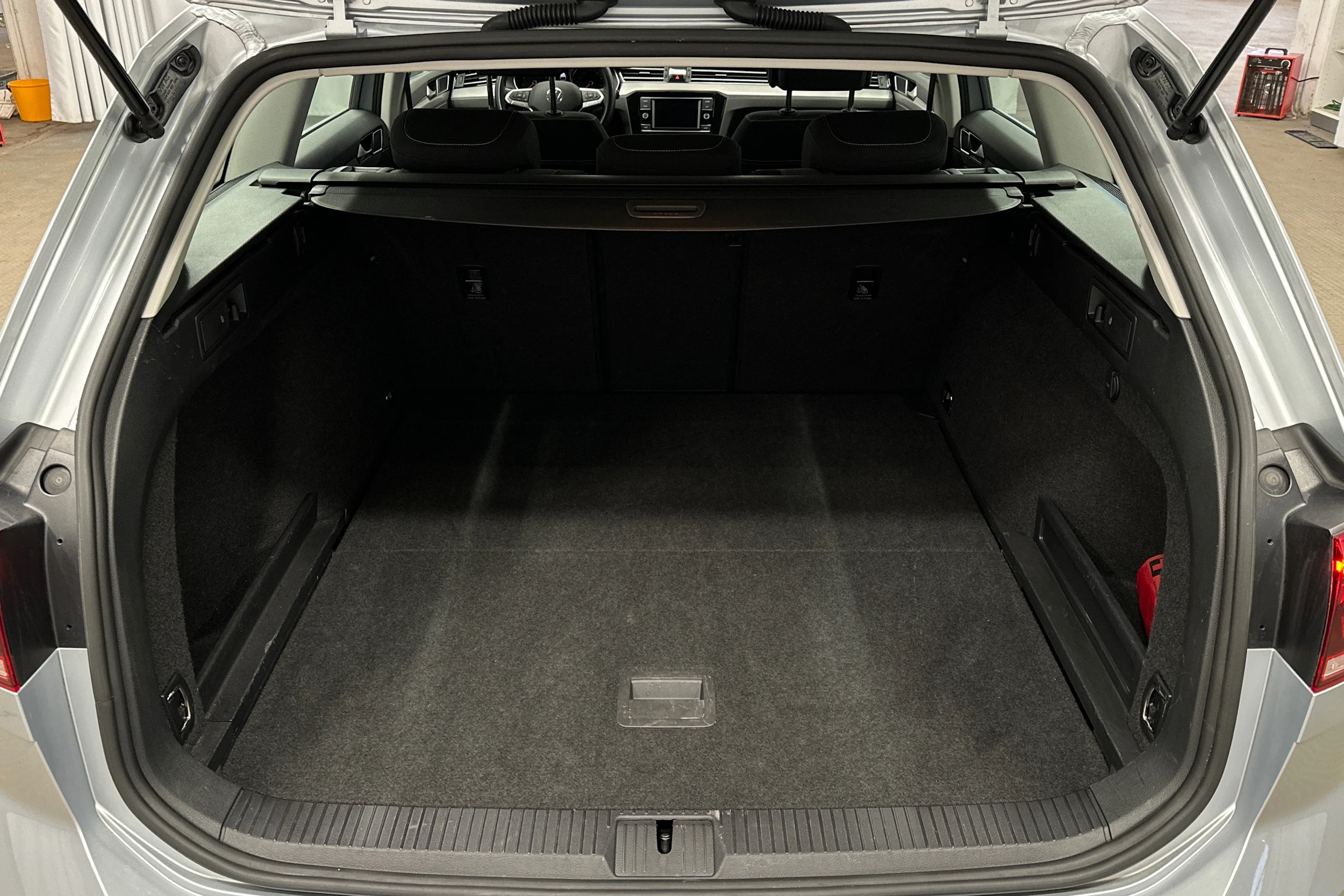 harmaa Volkswagen Passat 2024 kuva 11.
