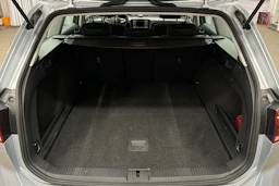 harmaa Volkswagen Passat 2024 kuva 11.
