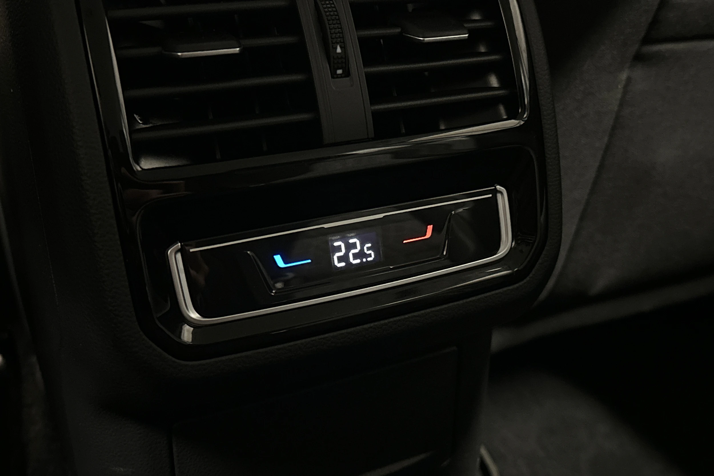 harmaa Volkswagen Passat 2024 kuva 12.