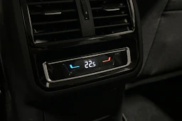 harmaa Volkswagen Passat 2024 kuva 12.