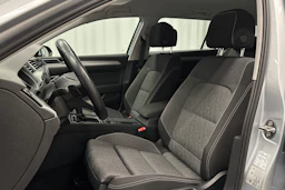 harmaa Volkswagen Passat 2024 kuva 13.