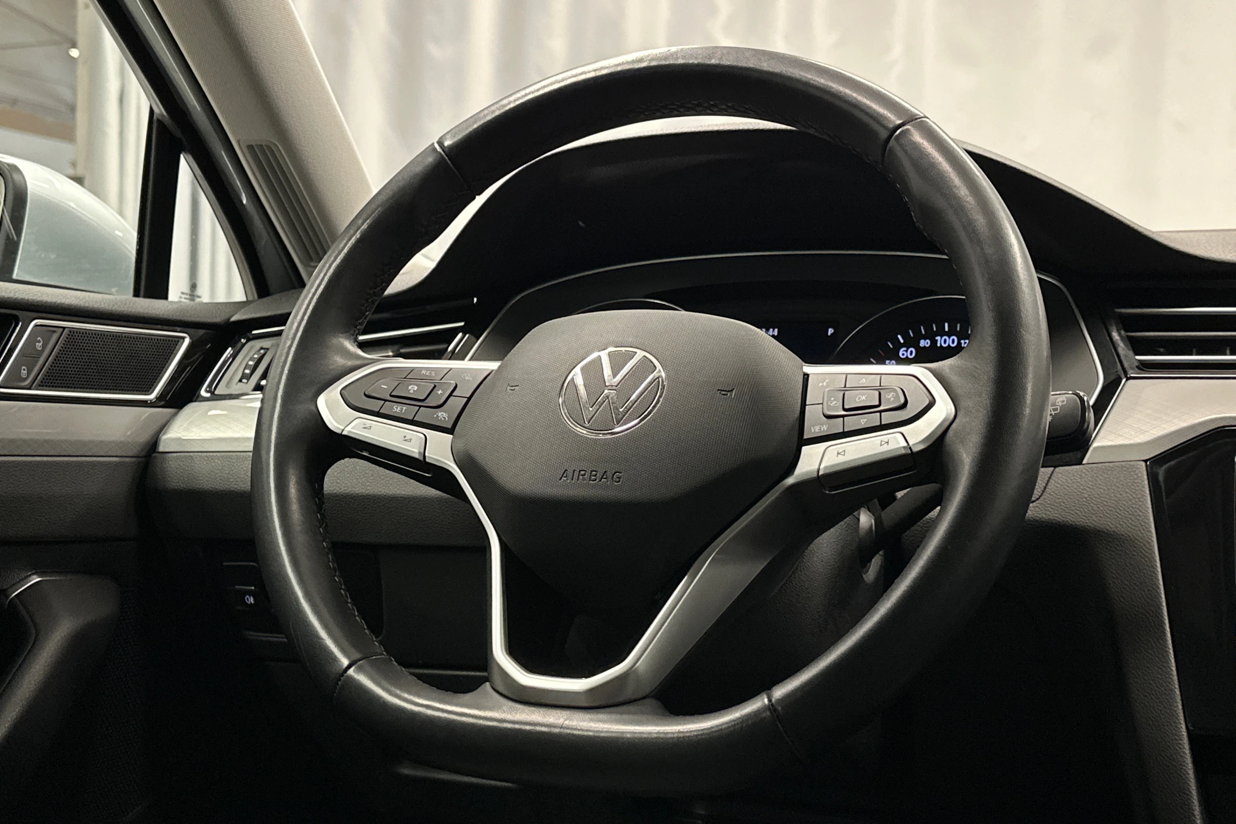 harmaa Volkswagen Passat 2024 kuva 14.