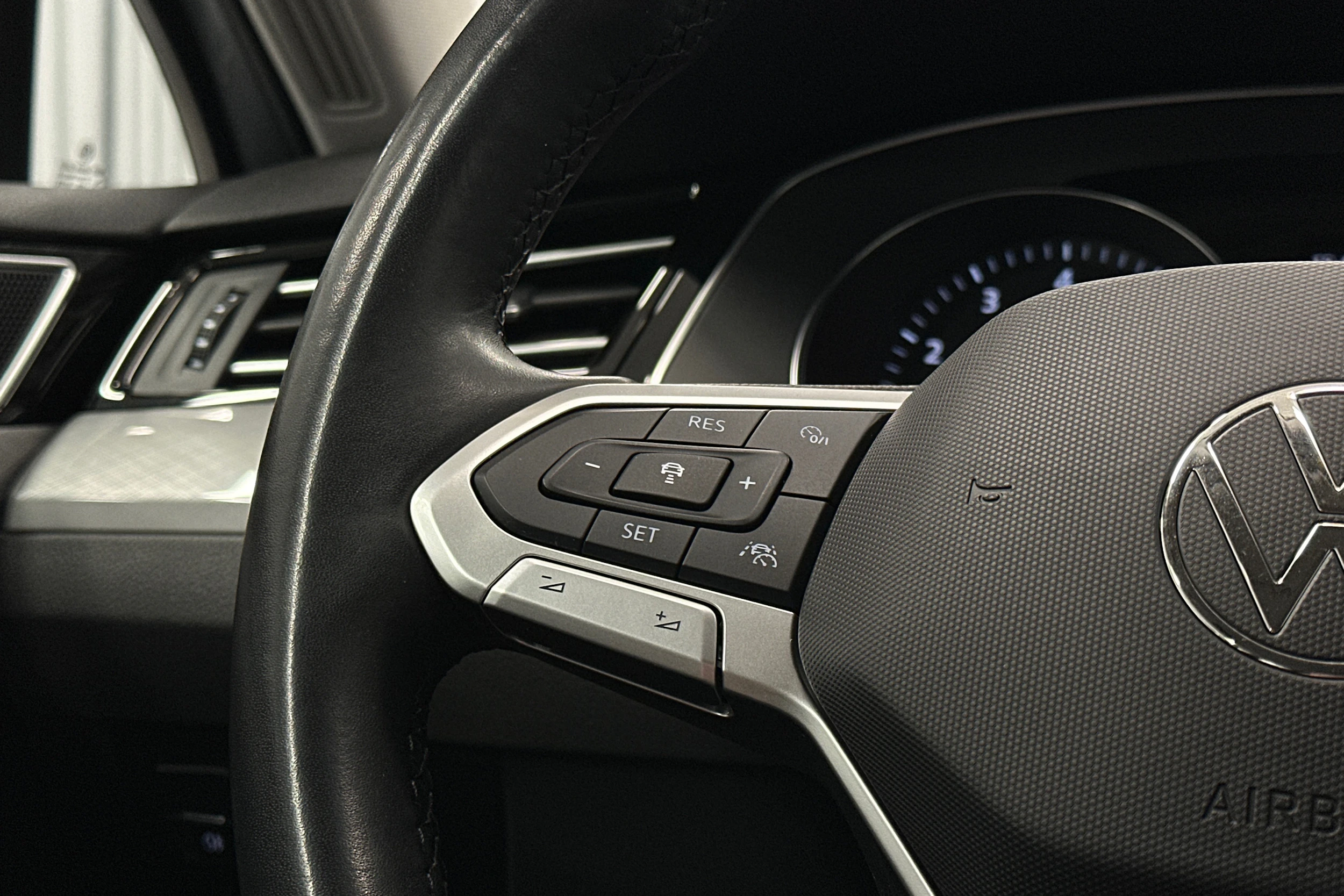 harmaa Volkswagen Passat 2024 kuva 15.