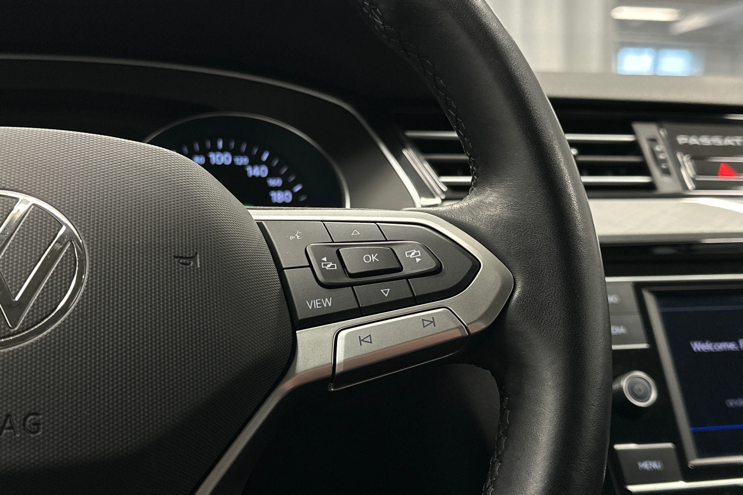 harmaa Volkswagen Passat 2024 kuva 16.