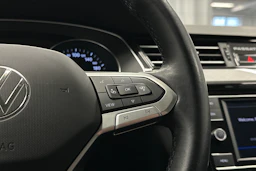 harmaa Volkswagen Passat 2024 kuva 16.