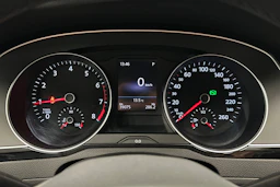 harmaa Volkswagen Passat 2024 kuva 17.