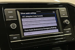 harmaa Volkswagen Passat 2024 kuva 18.