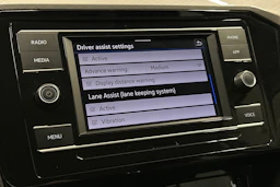 harmaa Volkswagen Passat 2024 kuva 19.