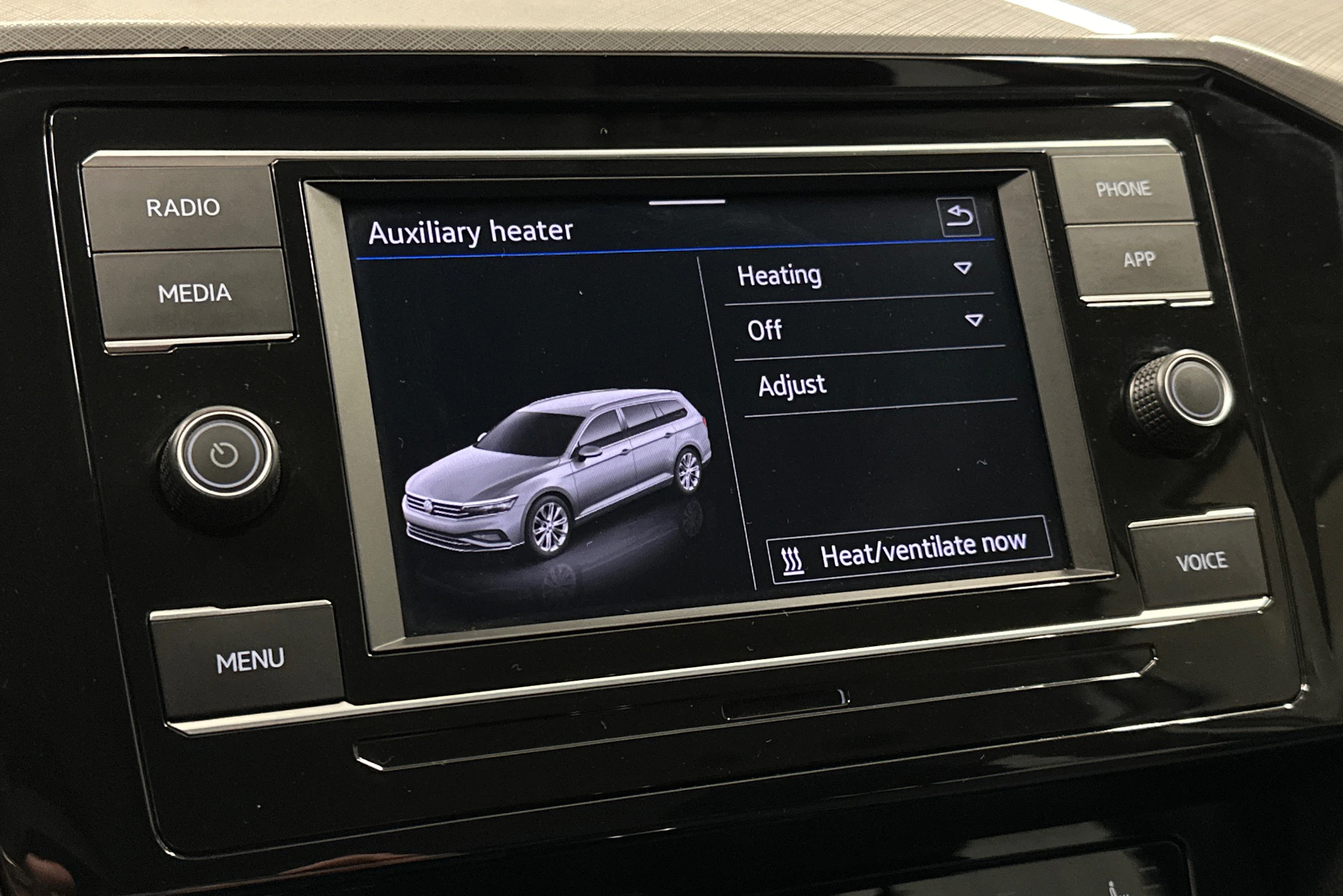 harmaa Volkswagen Passat 2024 kuva 21.