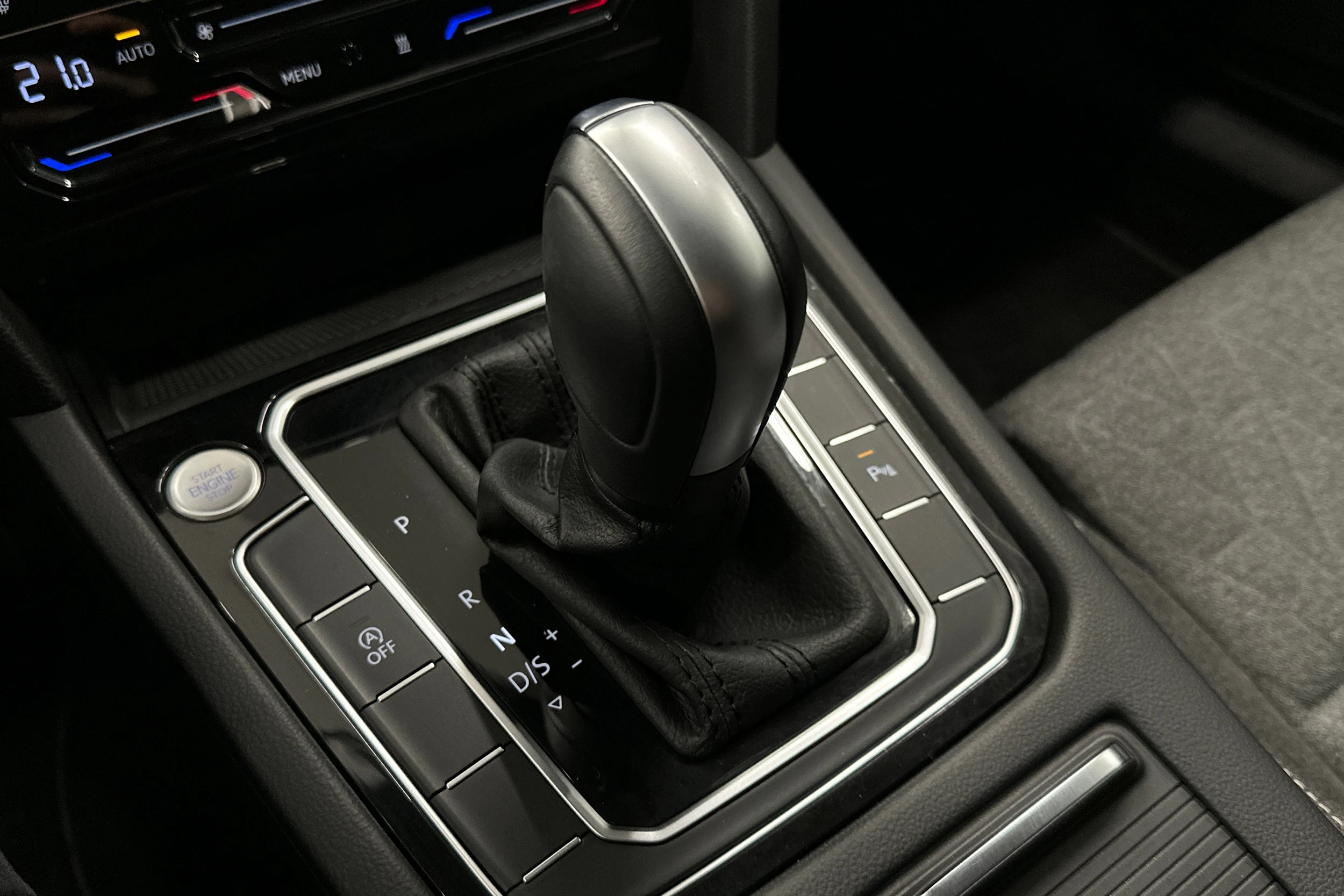harmaa Volkswagen Passat 2024 kuva 24.