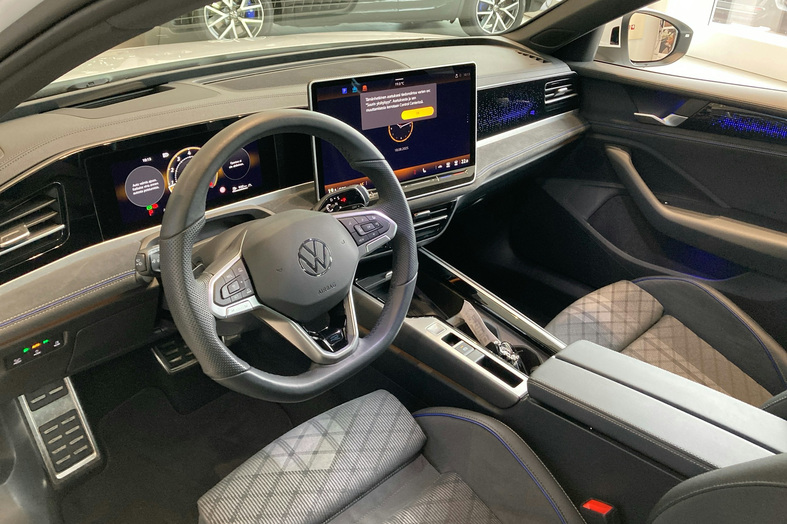 valkoinen Volkswagen Passat 2024 kuva 6.