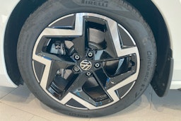 valkoinen Volkswagen Passat 2024 kuva 9.