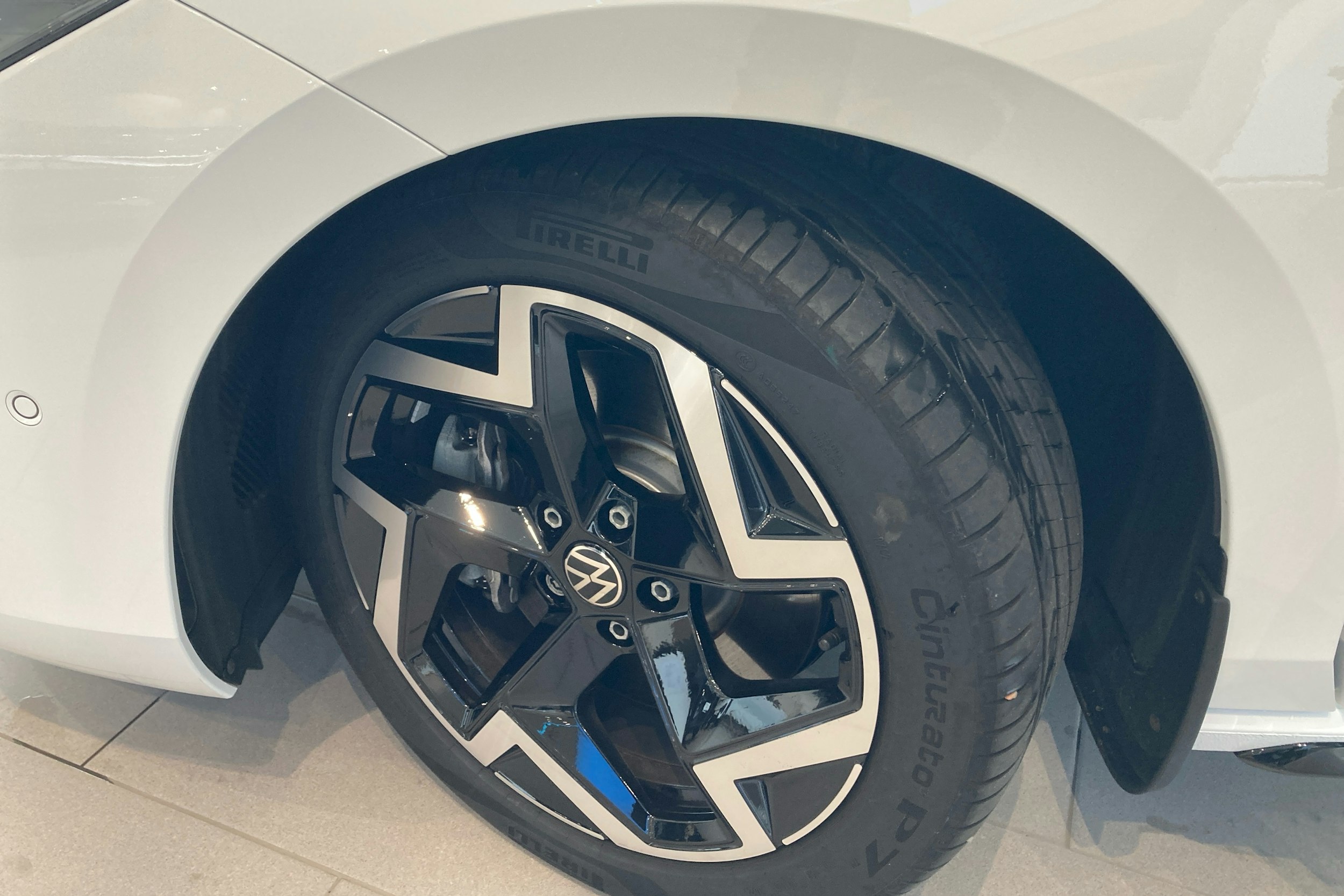 valkoinen Volkswagen Passat 2024 kuva 10.