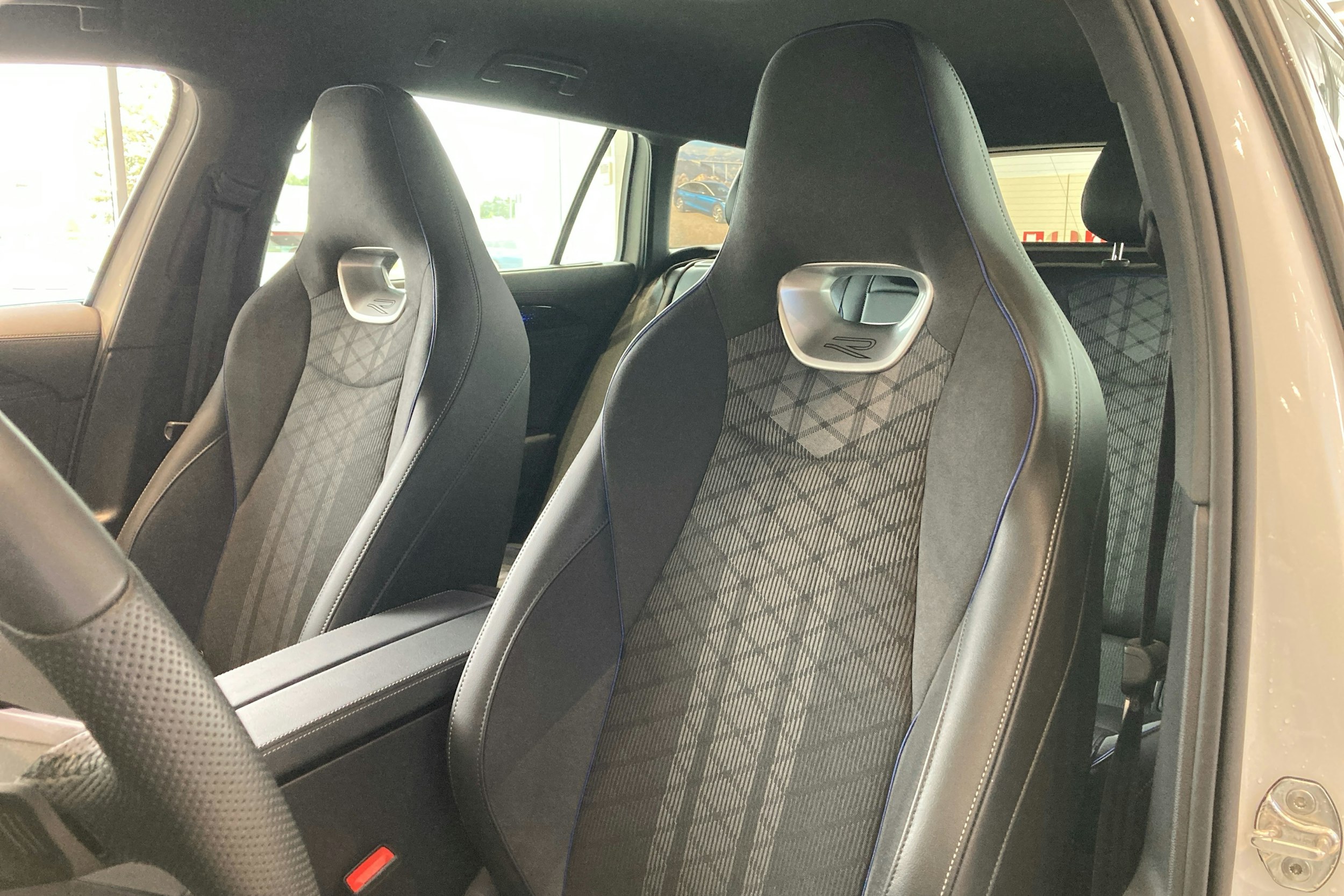valkoinen Volkswagen Passat 2024 kuva 11.
