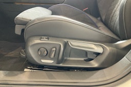 valkoinen Volkswagen Passat 2024 kuva 12.