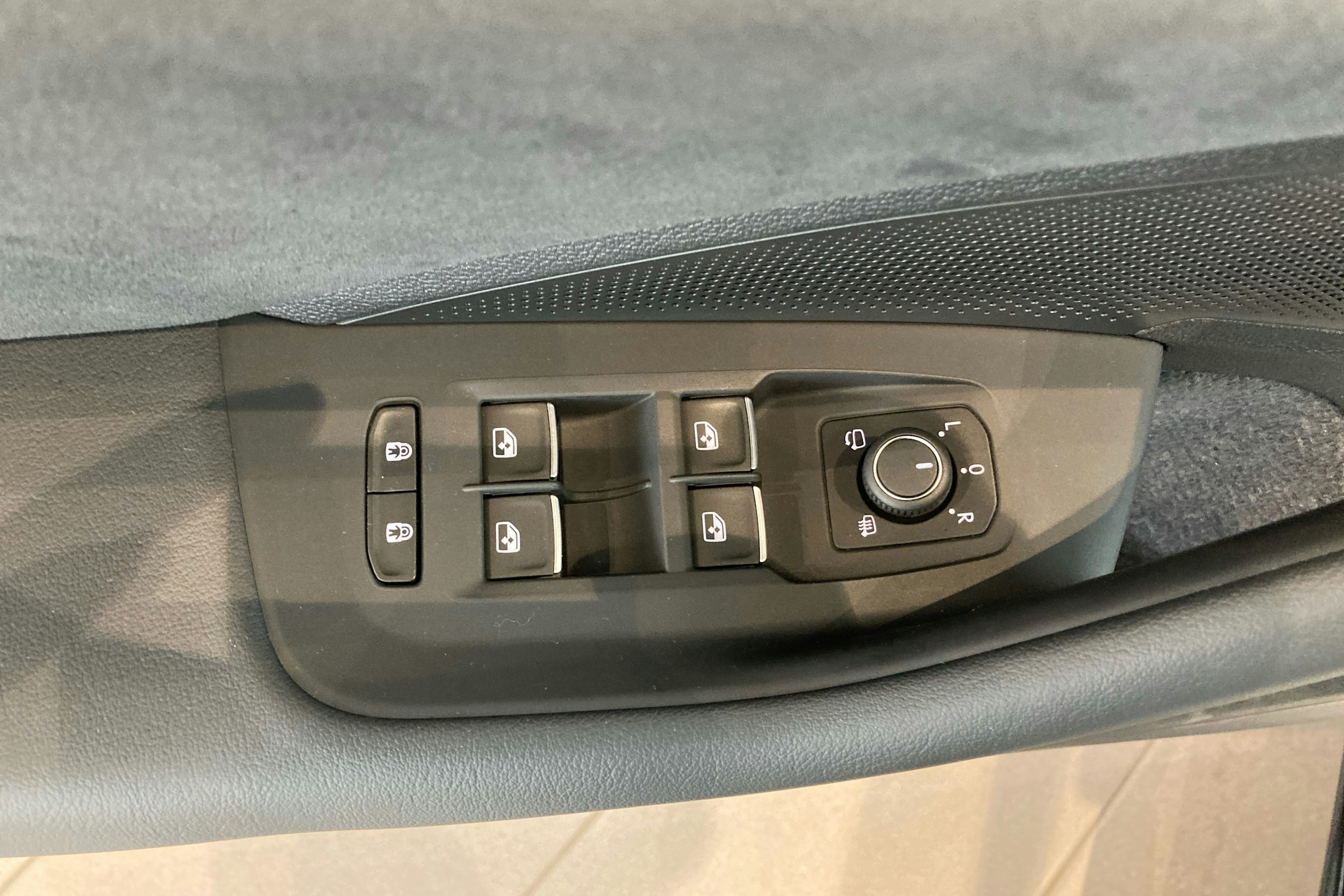 valkoinen Volkswagen Passat 2024 kuva 13.