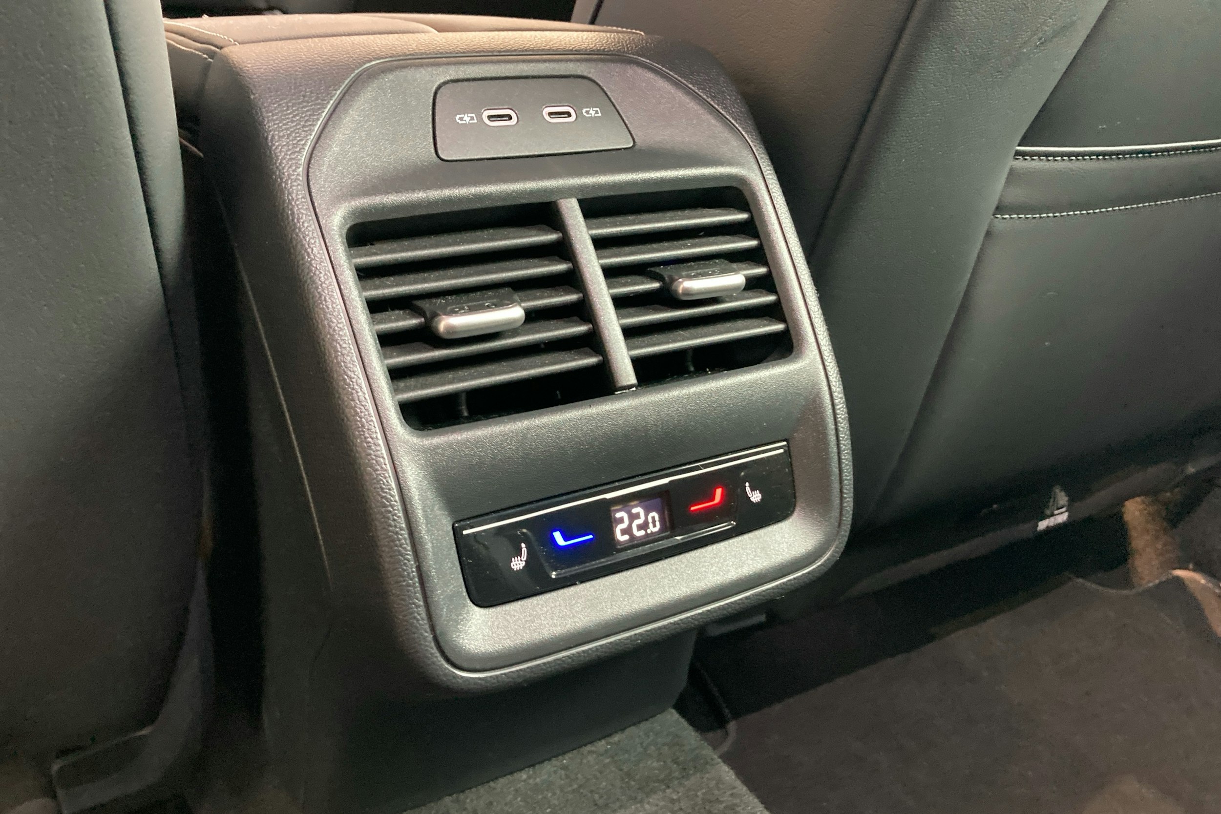 valkoinen Volkswagen Passat 2024 kuva 14.