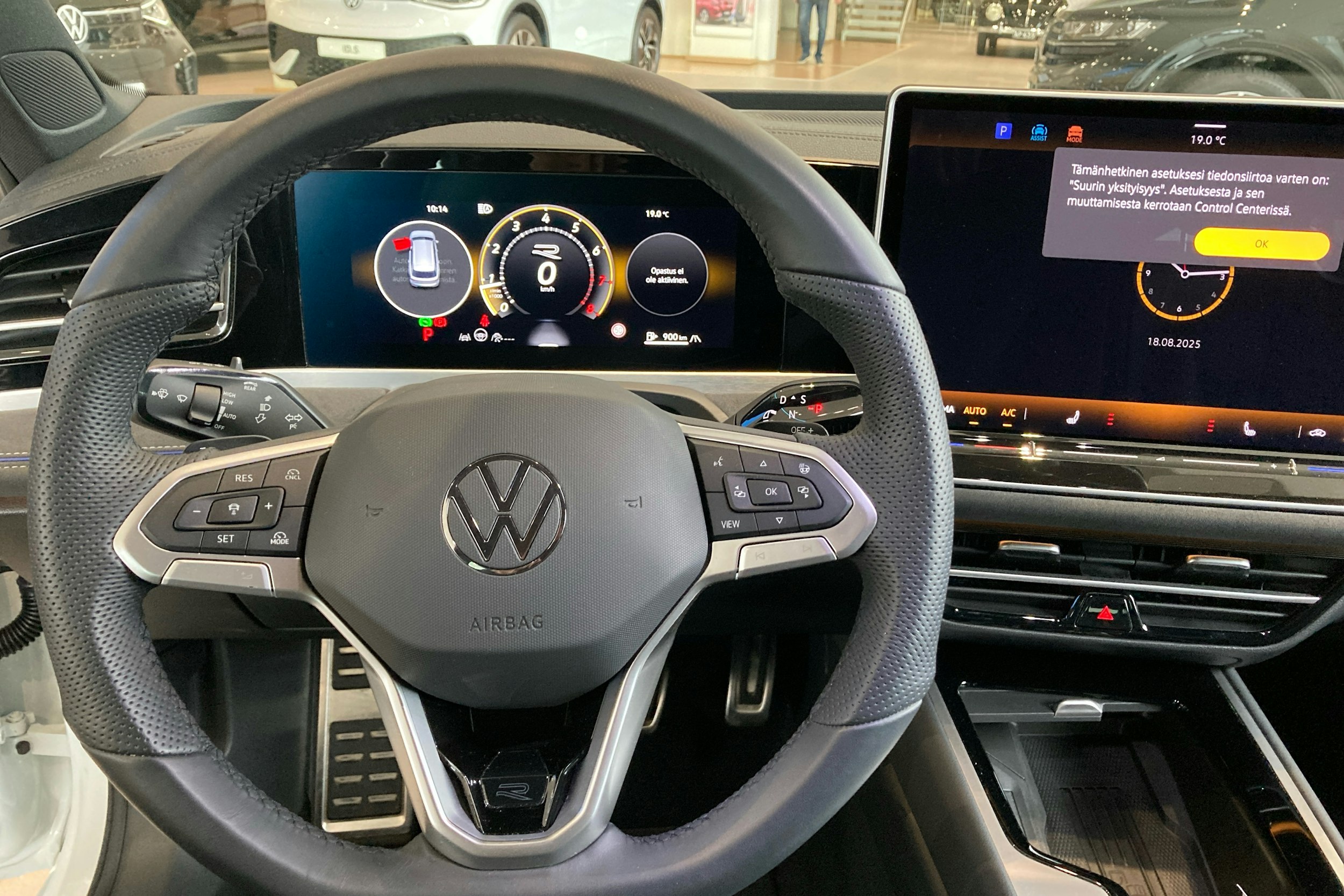 valkoinen Volkswagen Passat 2024 kuva 15.