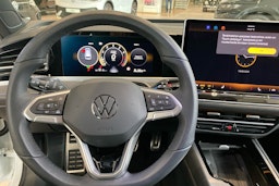 valkoinen Volkswagen Passat 2024 kuva 15.