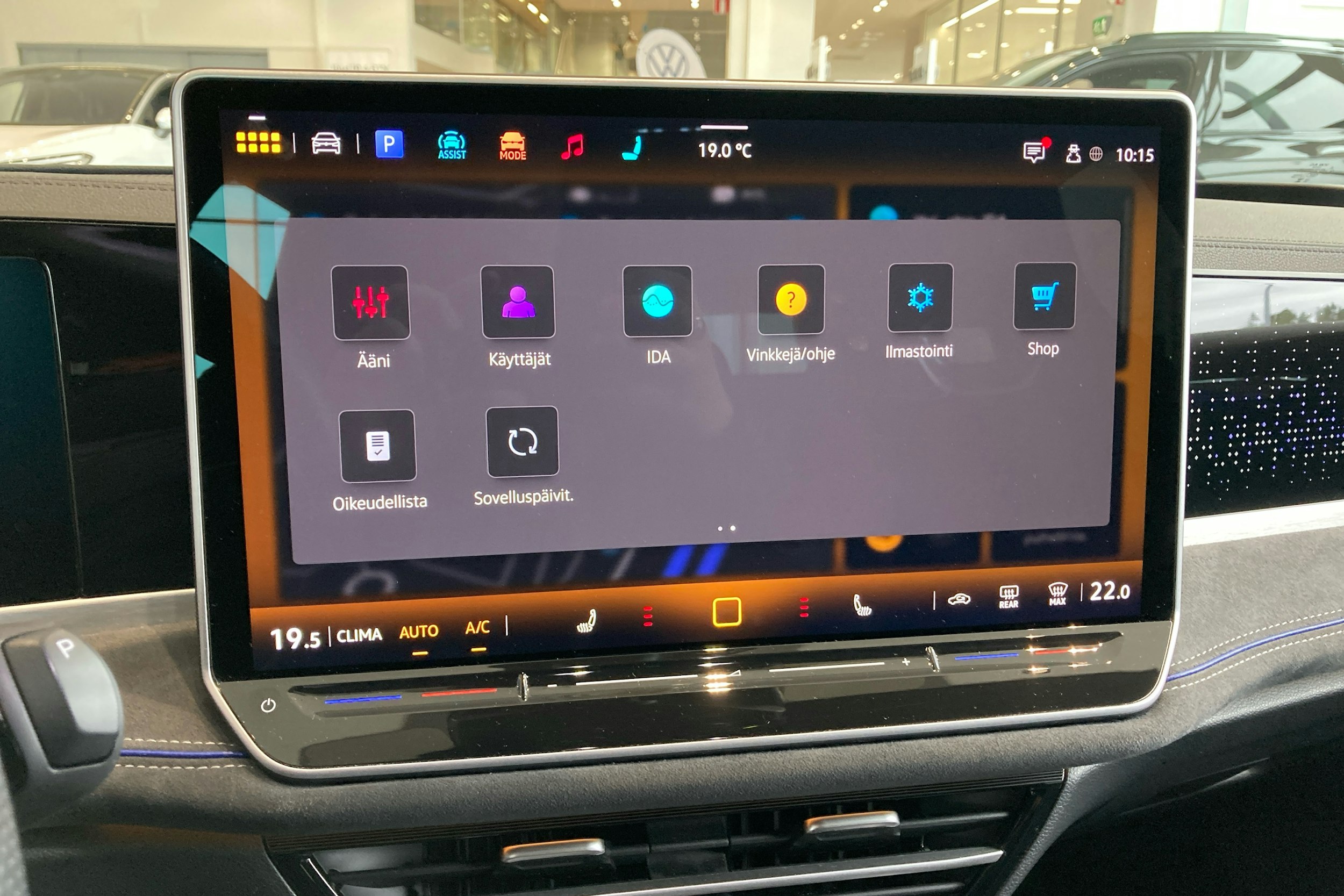 valkoinen Volkswagen Passat 2024 kuva 18.