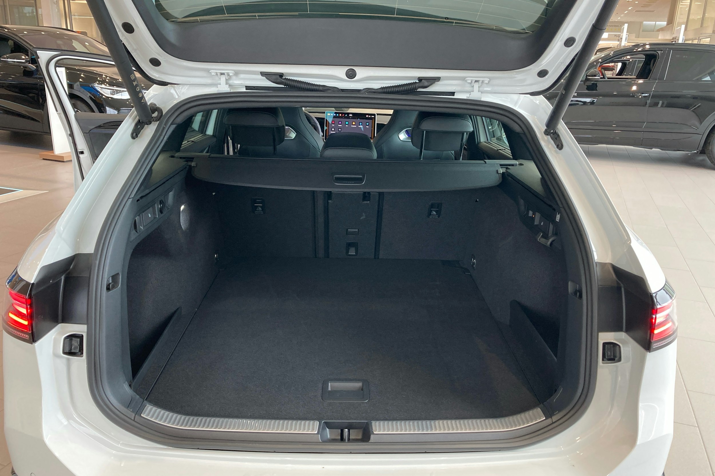 valkoinen Volkswagen Passat 2024 kuva 20.