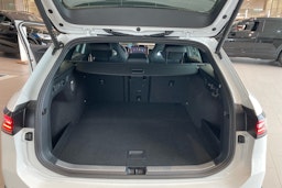 valkoinen Volkswagen Passat 2024 kuva 20.