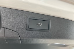 valkoinen Volkswagen Passat 2024 kuva 21.