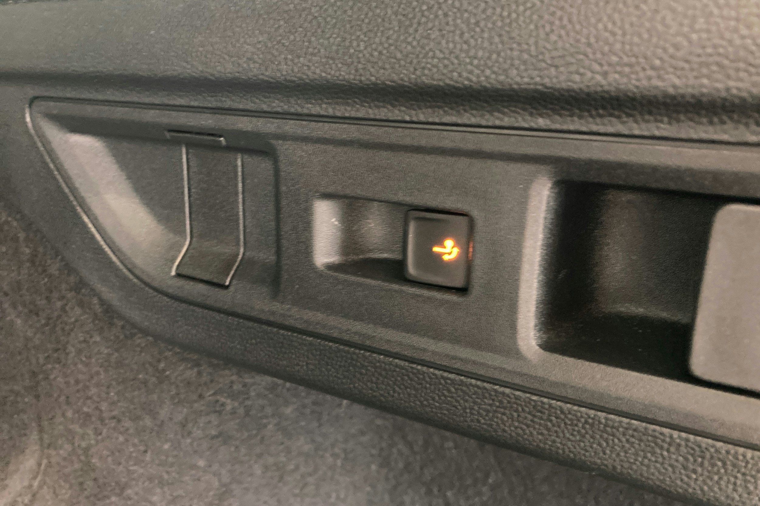 valkoinen Volkswagen Passat 2024 kuva 22.