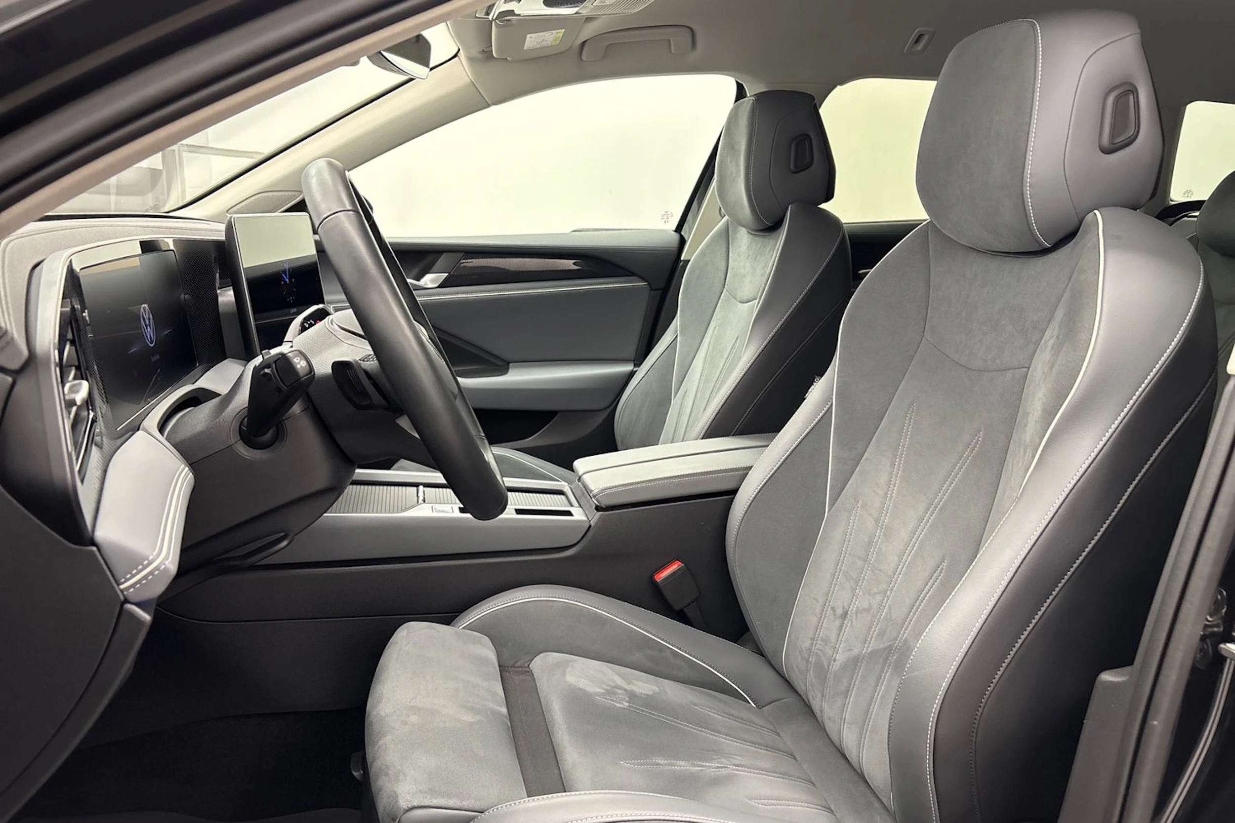 musta Volkswagen Passat 2024 kuva 11.