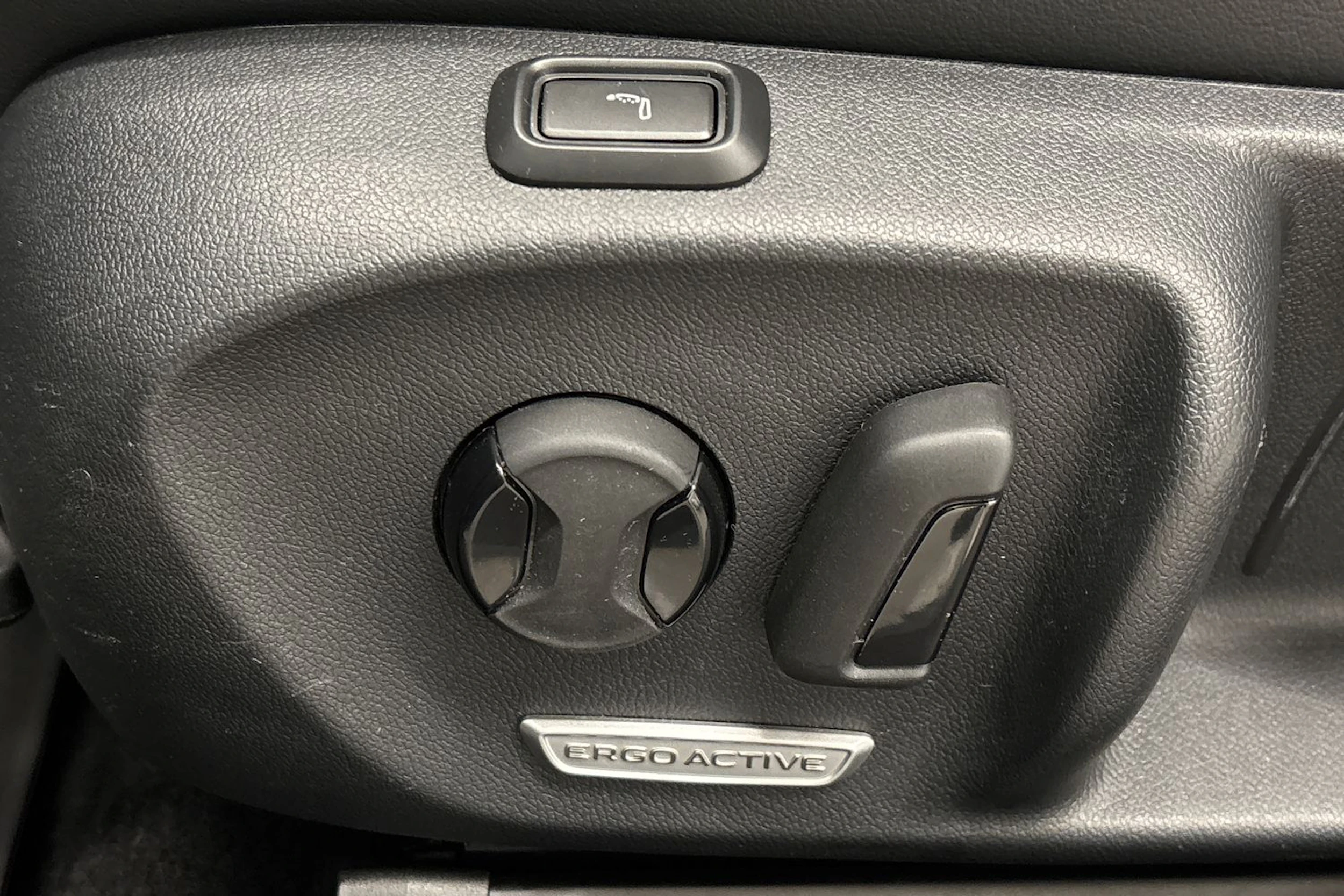 musta Volkswagen Passat 2024 kuva 12.