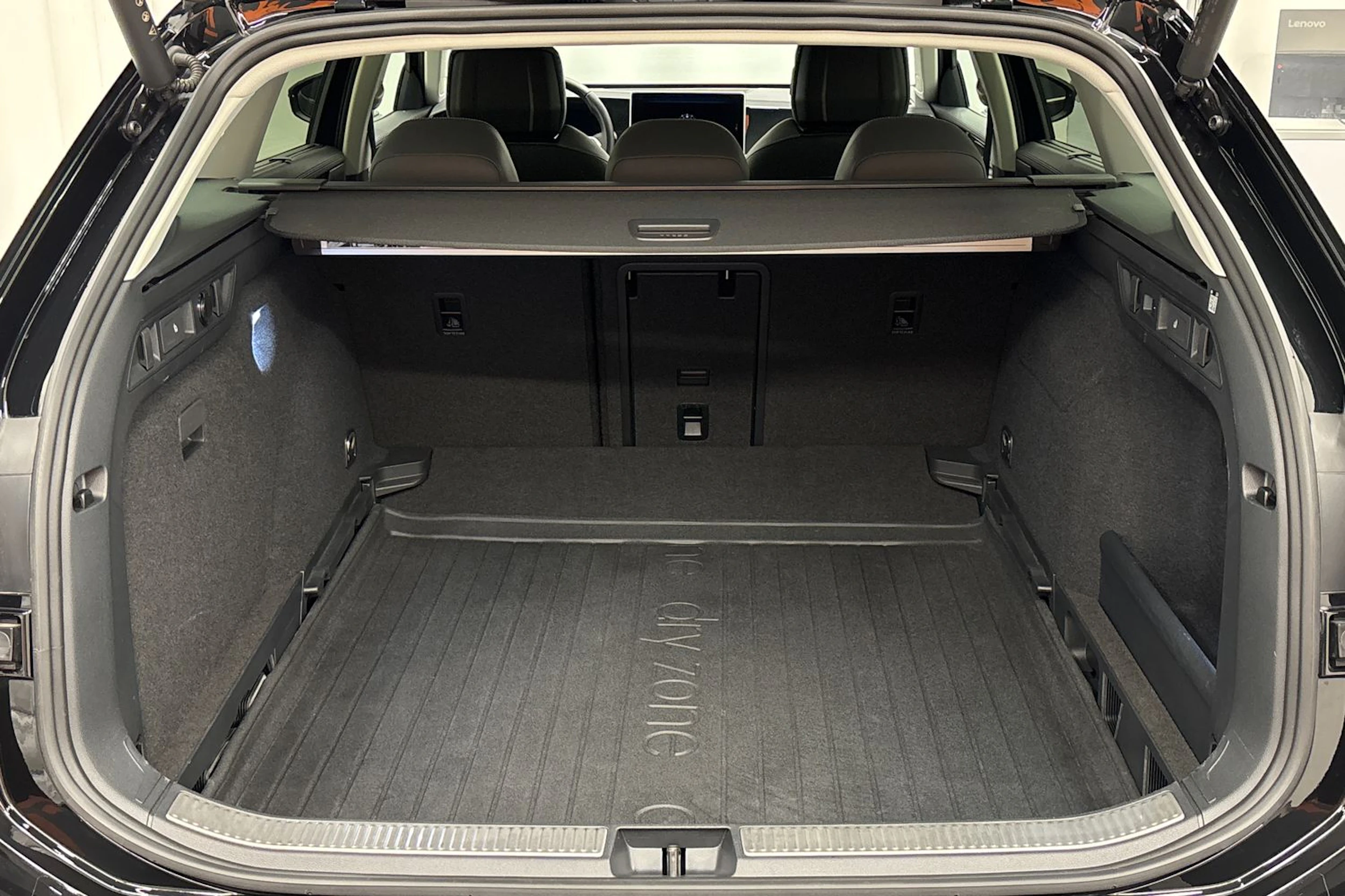musta Volkswagen Passat 2024 kuva 25.