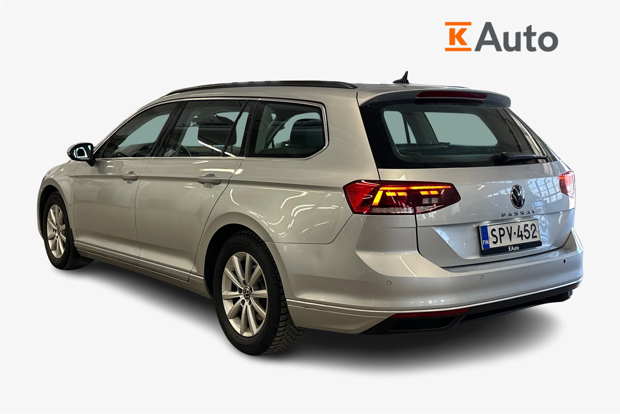 harmaa Volkswagen Passat 2024 kuva 2.