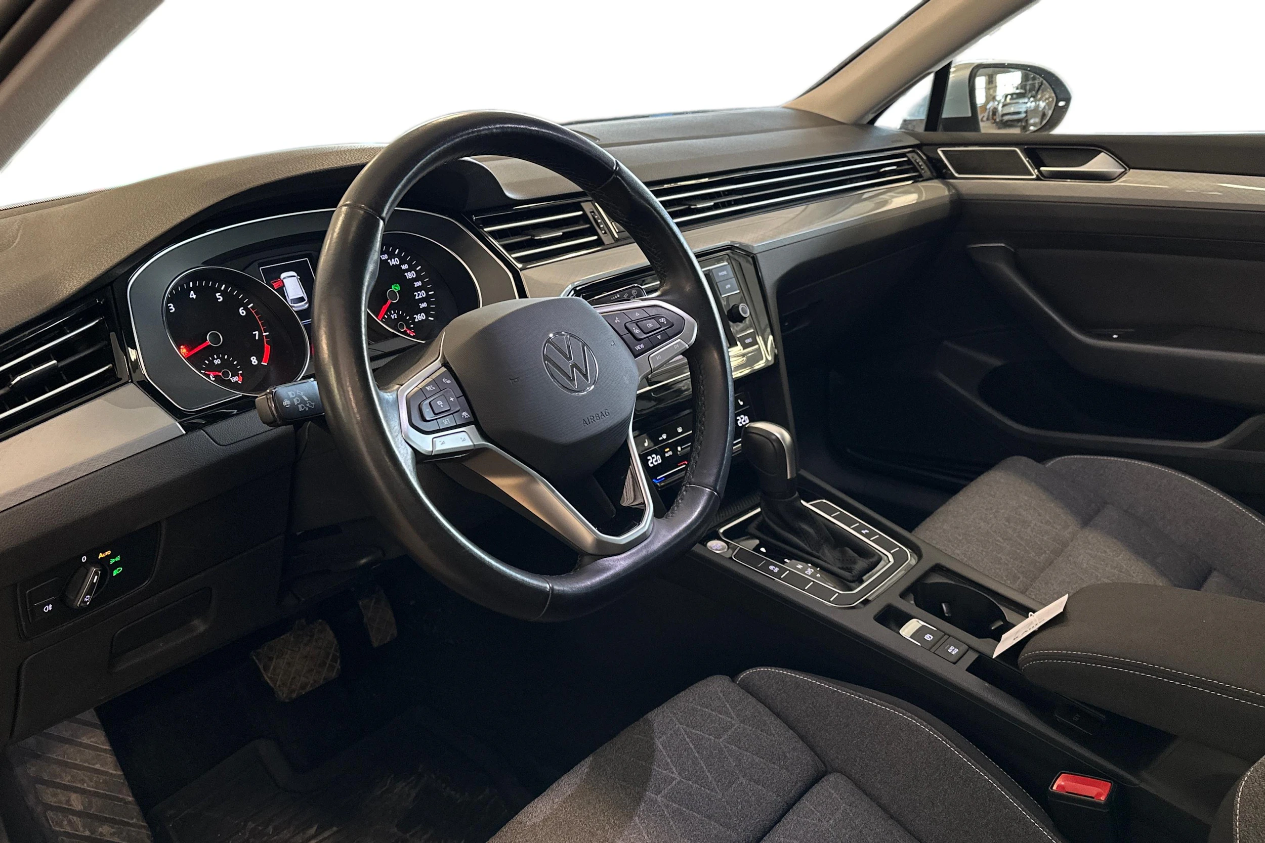 harmaa Volkswagen Passat 2024 kuva 3.