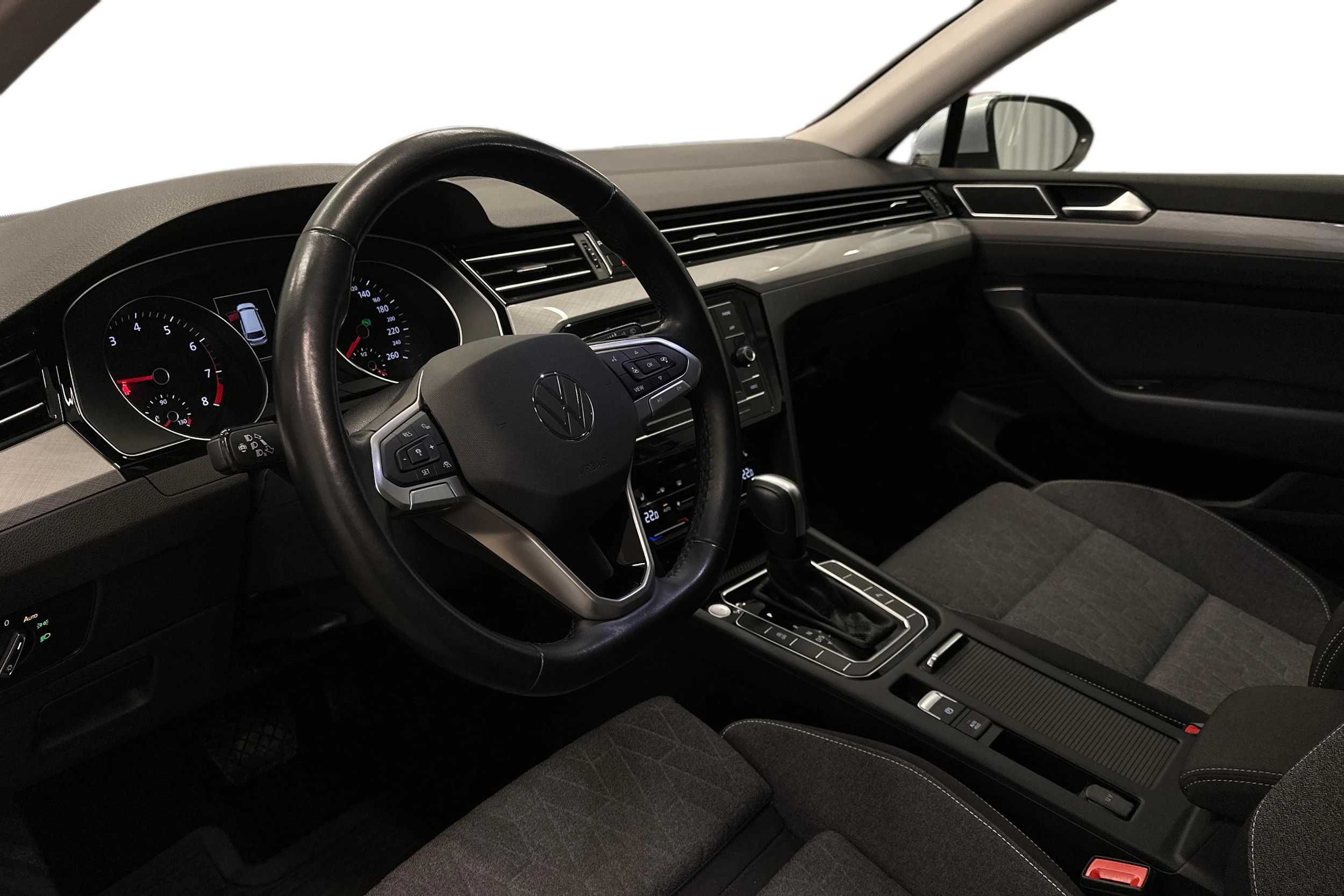 harmaa Volkswagen Passat 2024 kuva 6.