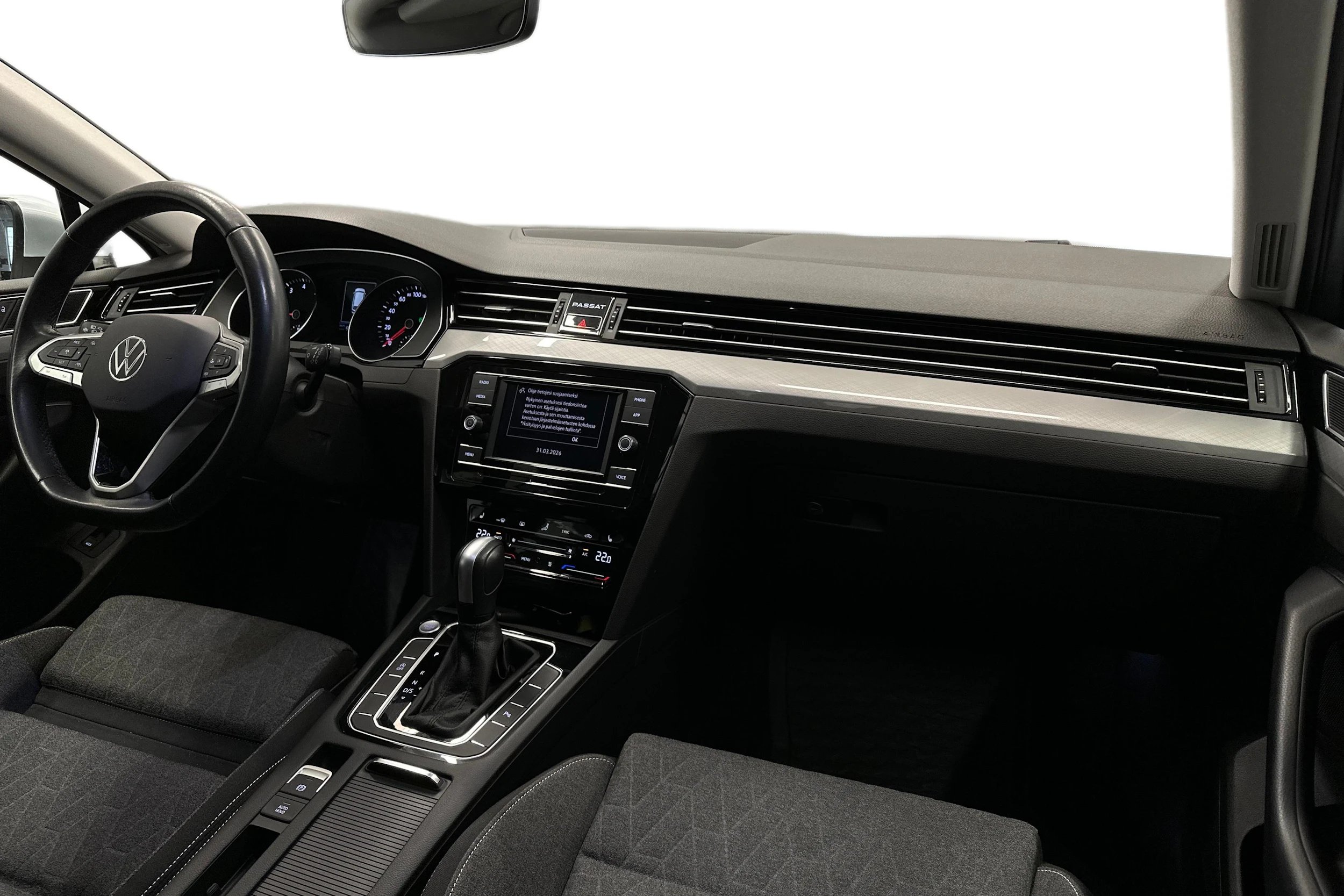 harmaa Volkswagen Passat 2024 kuva 7.