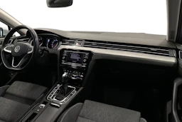 harmaa Volkswagen Passat 2024 kuva 7.