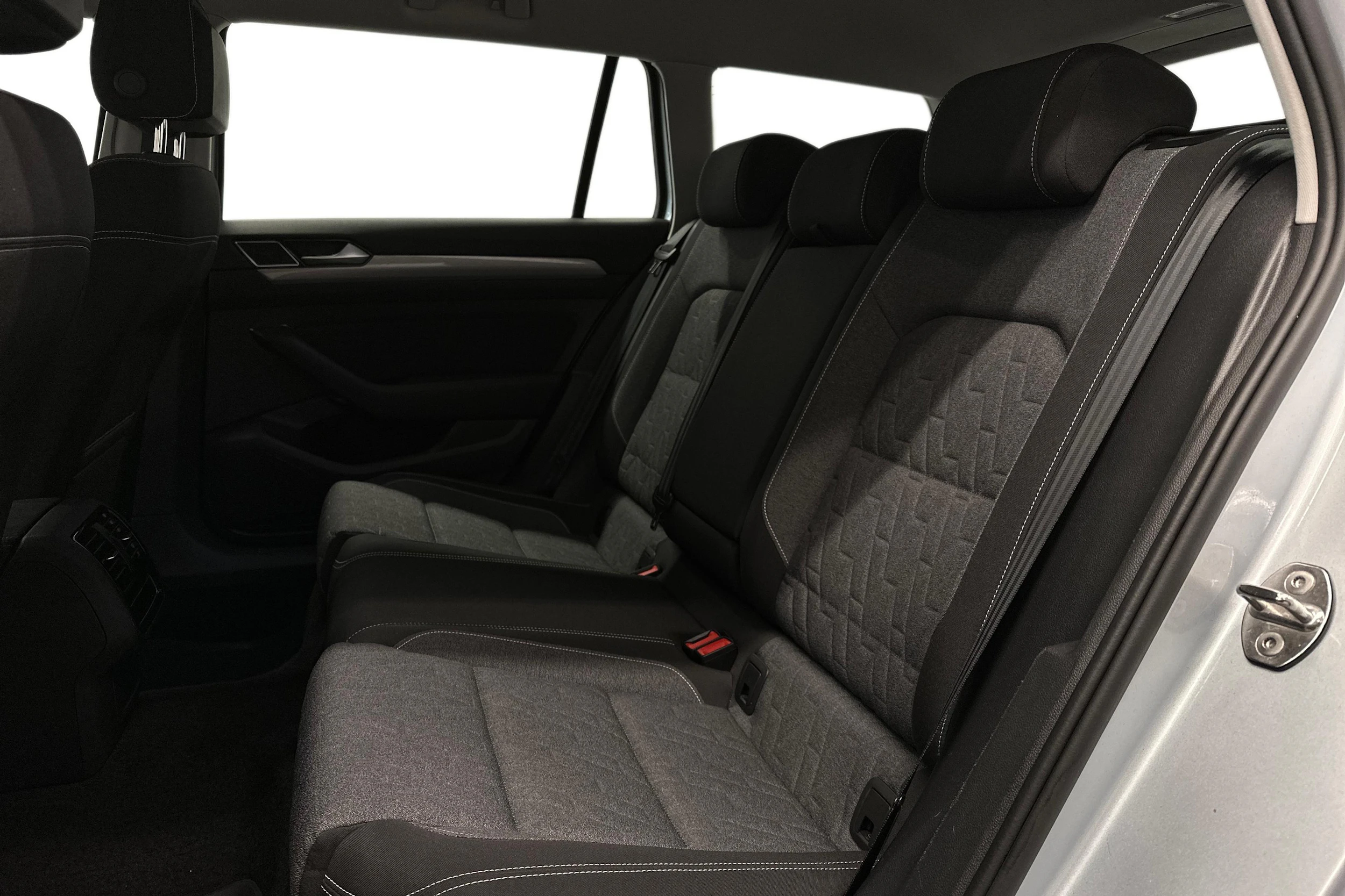 harmaa Volkswagen Passat 2024 kuva 8.