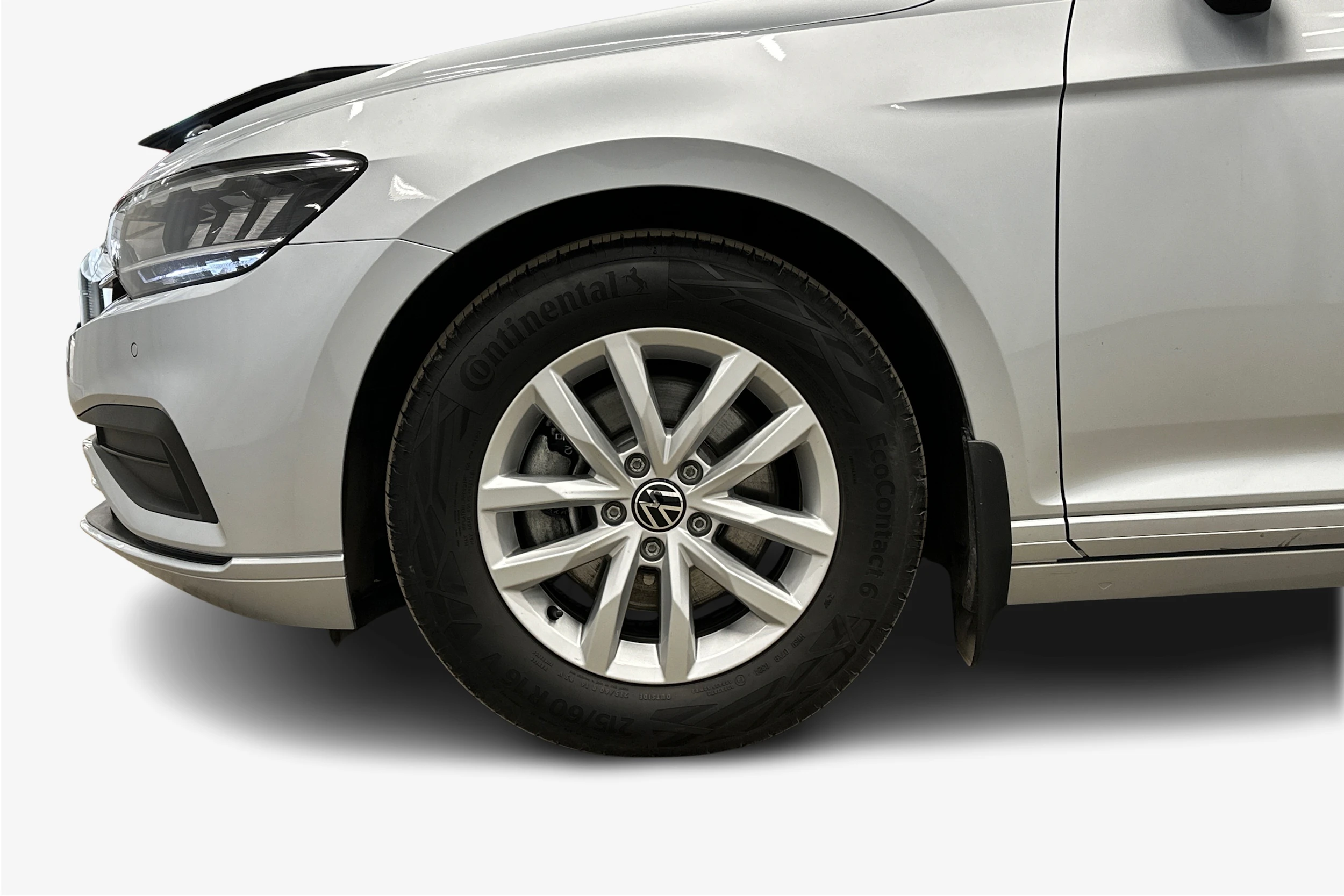 harmaa Volkswagen Passat 2024 kuva 9.