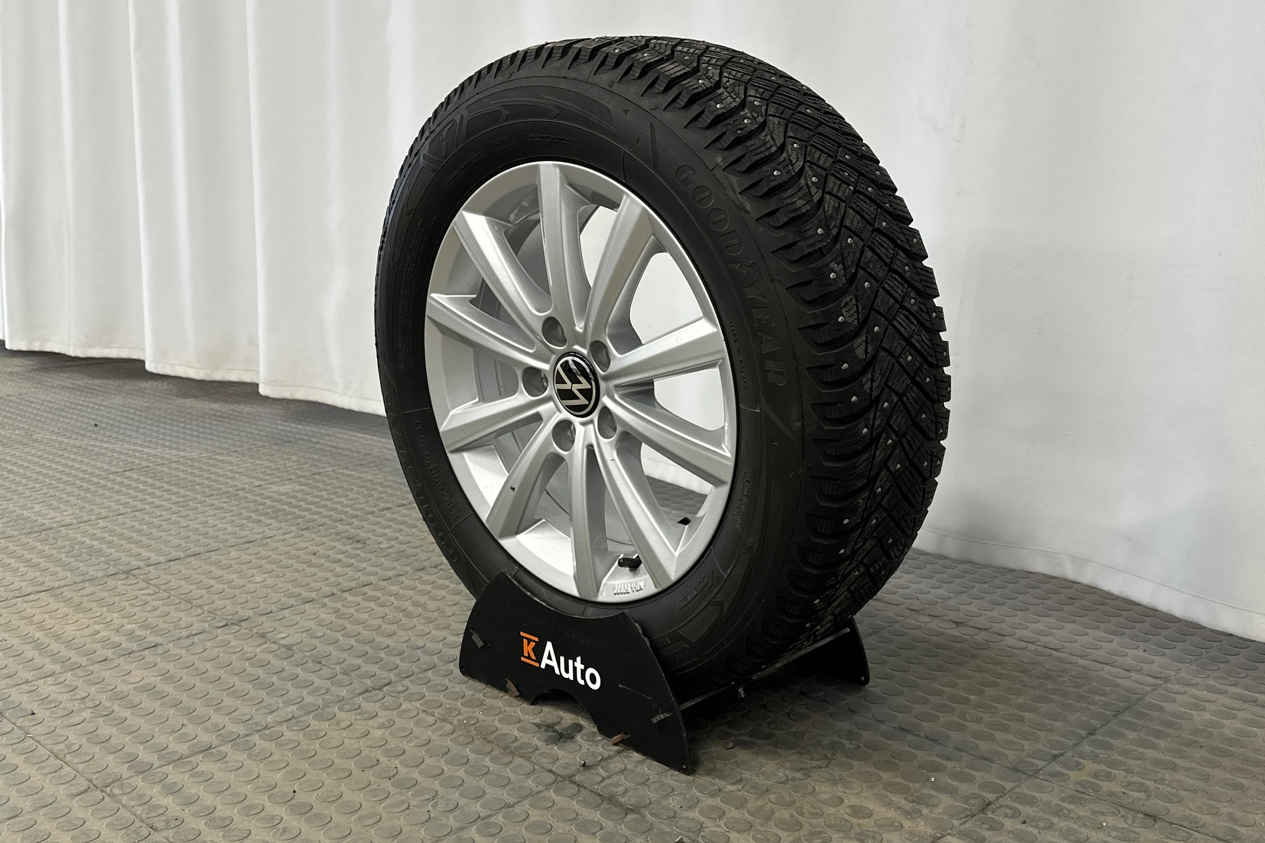 harmaa Volkswagen Passat 2024 kuva 10.