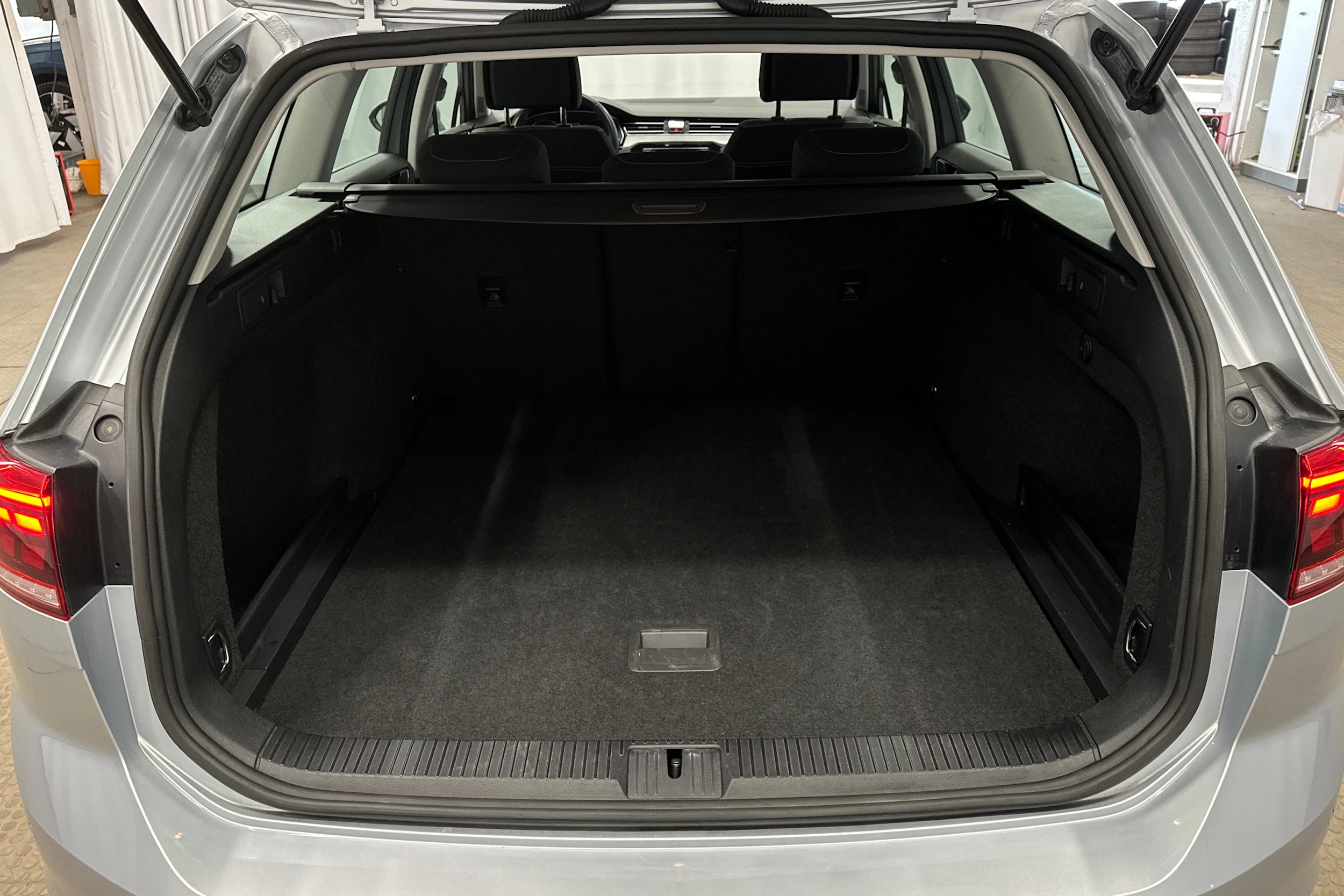 harmaa Volkswagen Passat 2024 kuva 11.