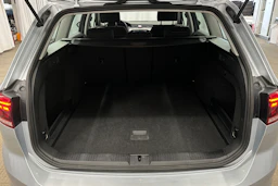 harmaa Volkswagen Passat 2024 kuva 11.
