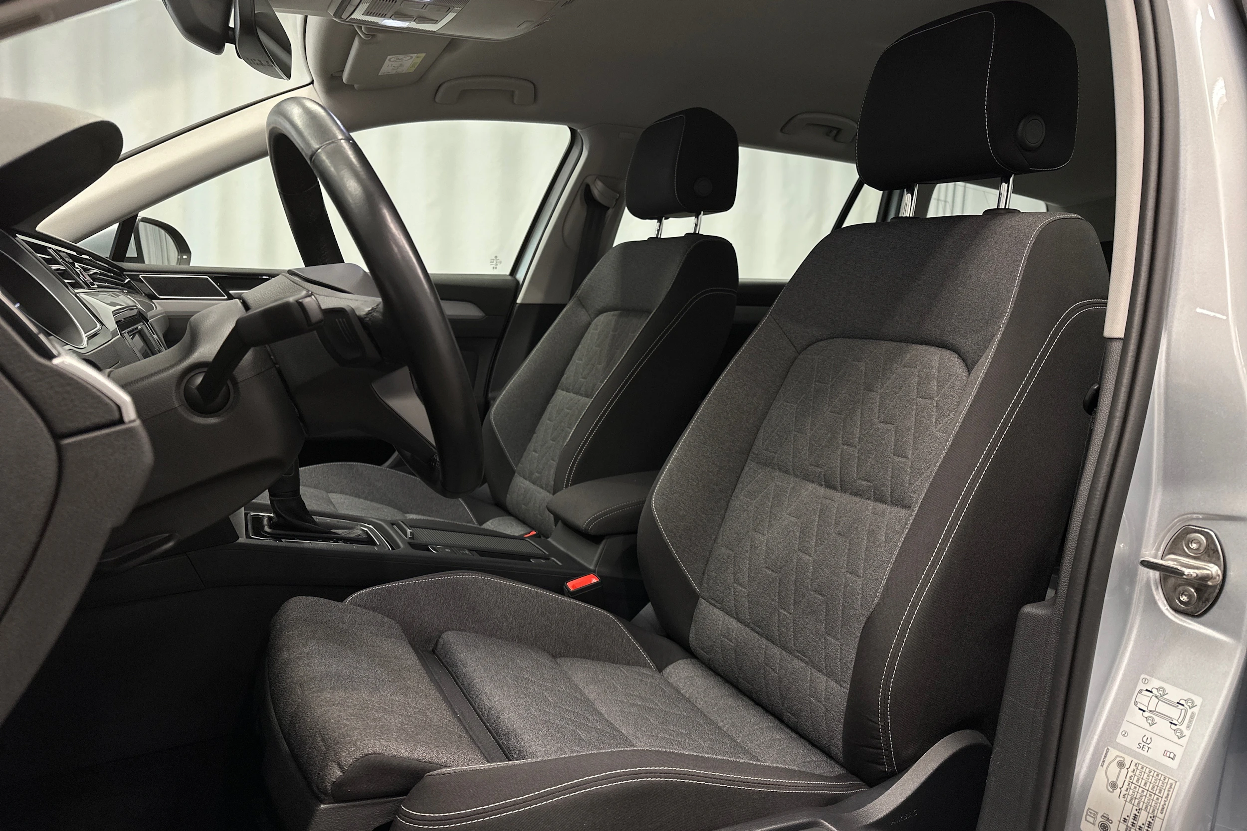 harmaa Volkswagen Passat 2024 kuva 12.