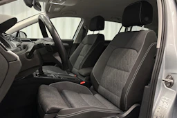 harmaa Volkswagen Passat 2024 kuva 12.
